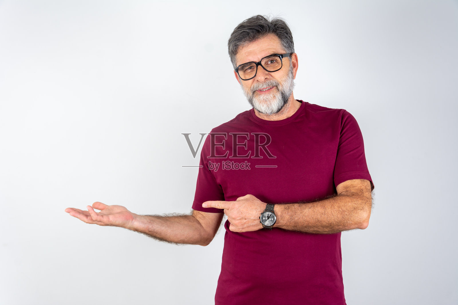 快乐的男人用两只手指着一个空白的复制空间。照片摄影图片