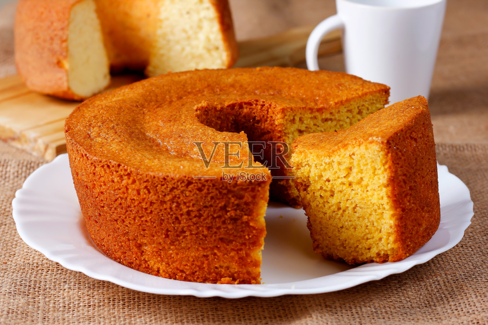 质朴的木桌上，白色盘子上的自制玉米饼。典型的巴西派对食物。照片摄影图片