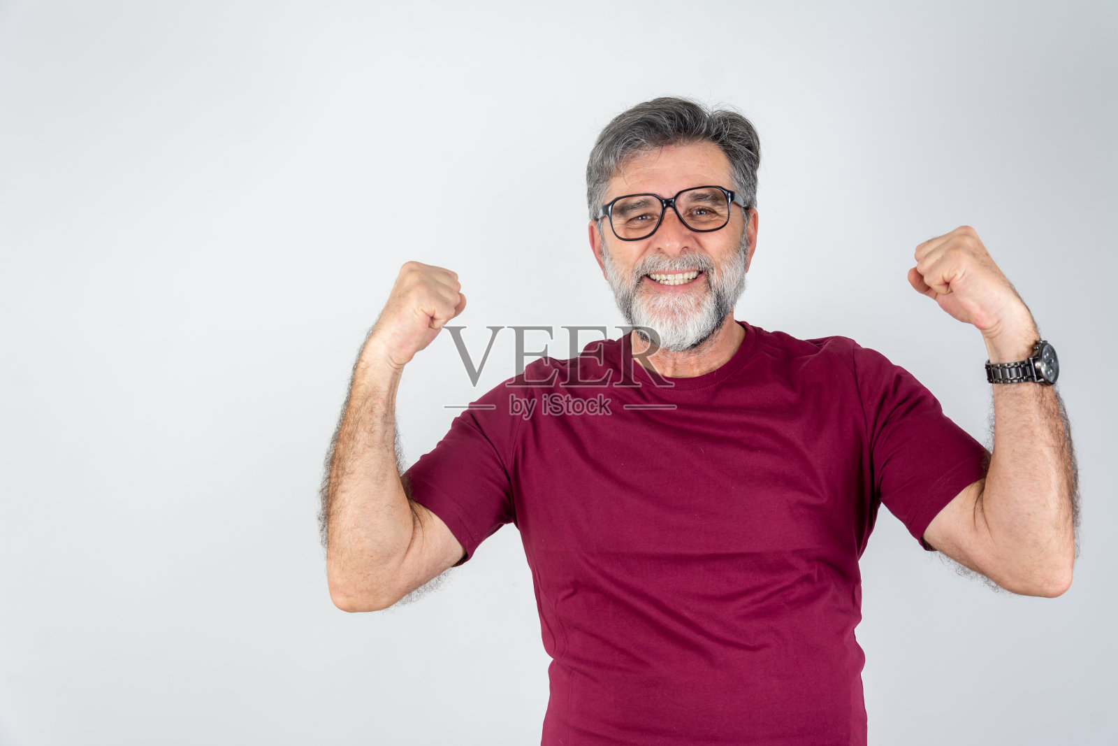 兴奋的男人一边喊一边用拳头打手势照片摄影图片