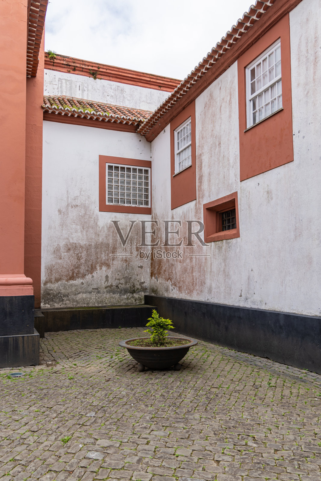 圣弗朗西斯科女修道院的小庭院。照片摄影图片