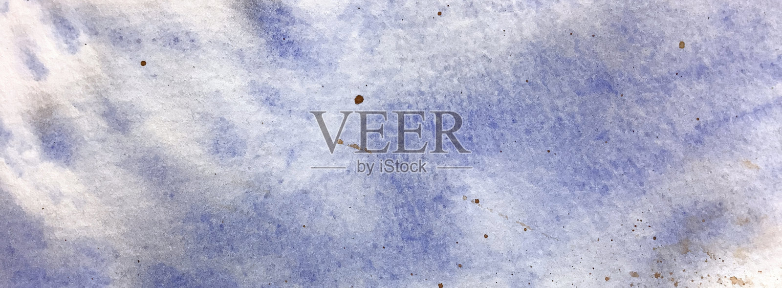 手绘水彩纹理在蓝色，抽象的背景为时尚设计紫罗兰紫色的云插画图片素材