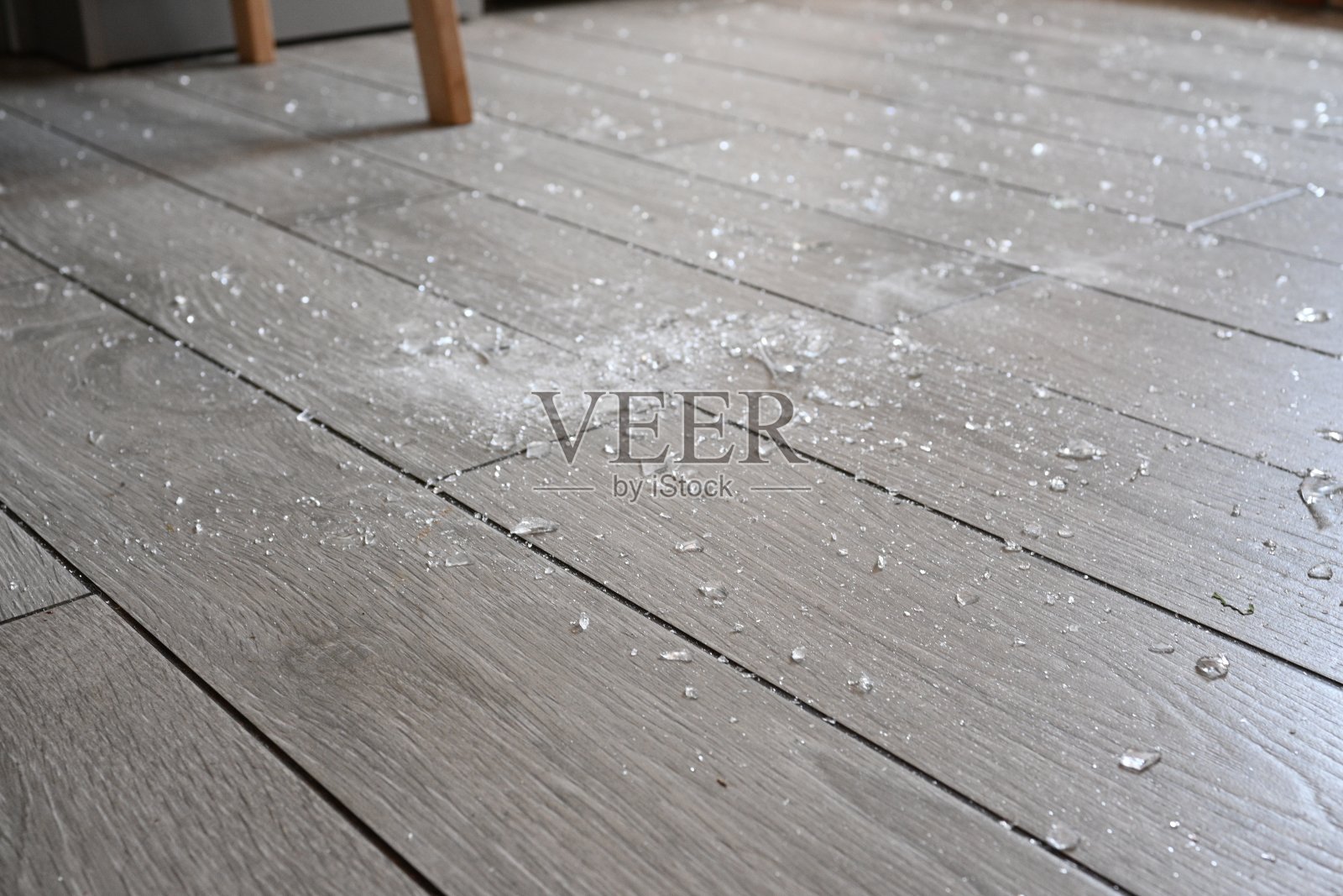 破碎的陶器碎片在灰色的地板上，破碎的陶器在地板上照片摄影图片