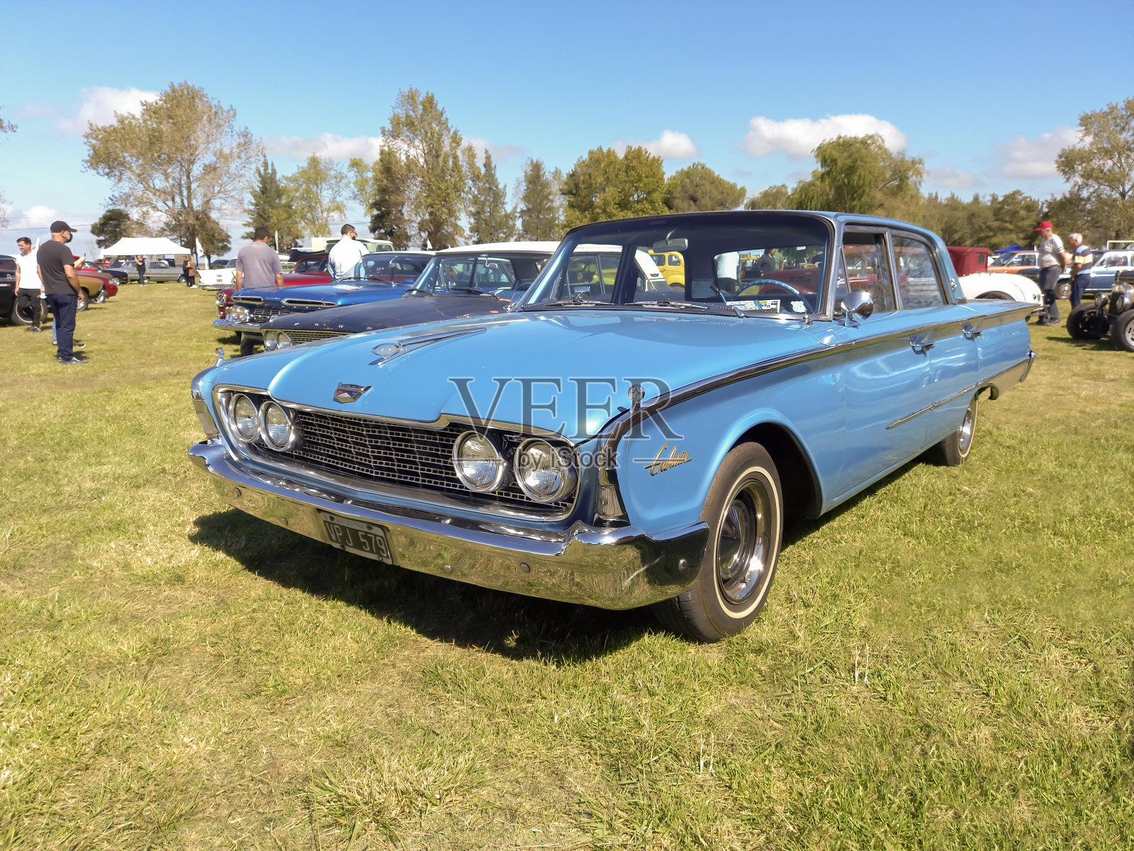 一辆1970年福特银河四门轿车停在公园经典车展的草坪上。照片摄影图片