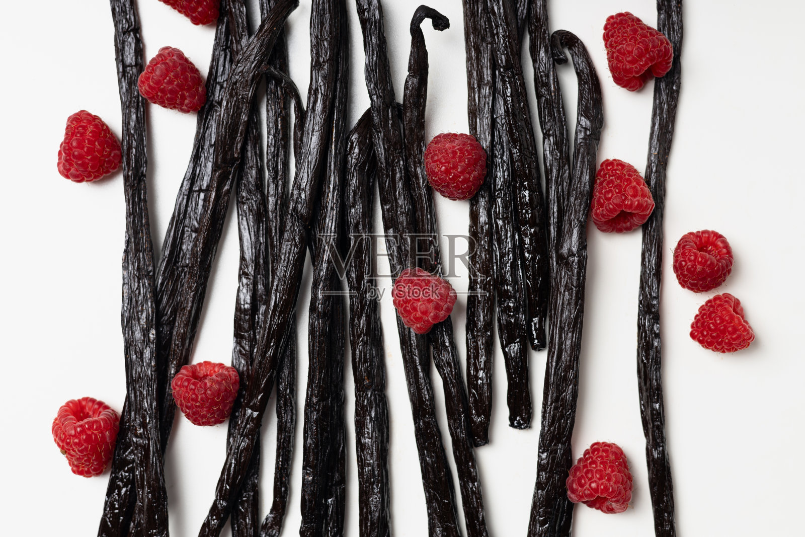 香草豆配覆盆子，白色背景照片摄影图片