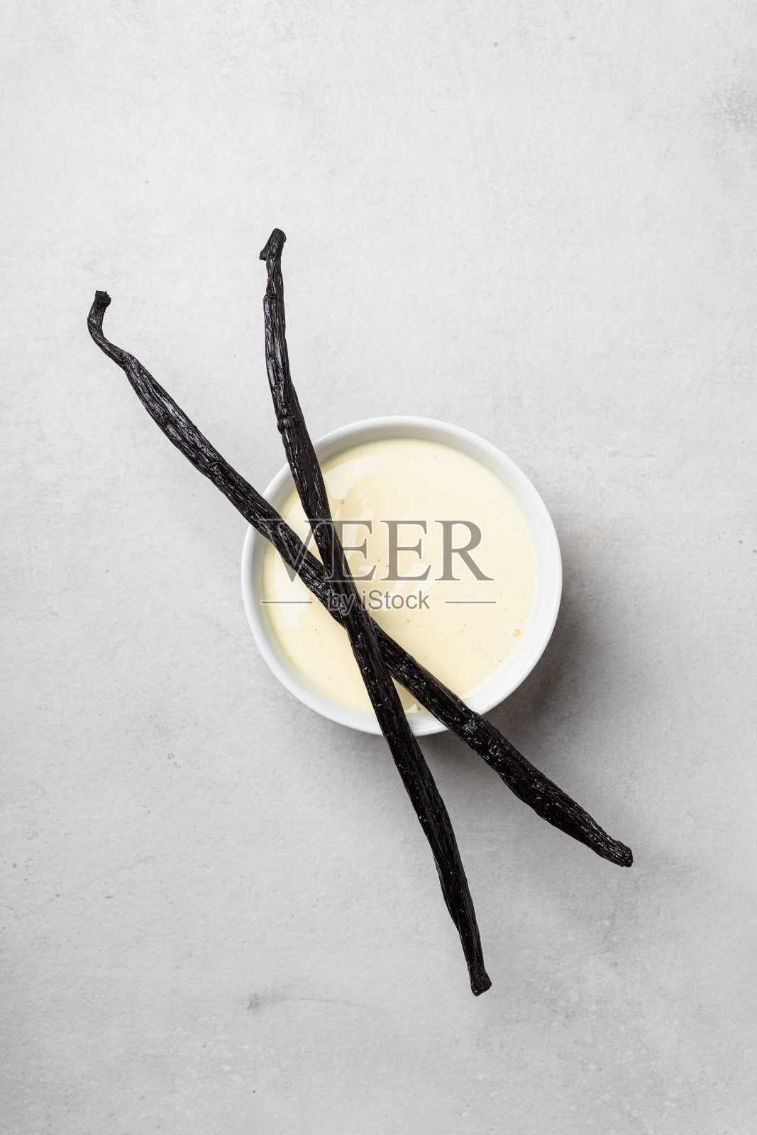 香草布丁，白碗，灰碗照片摄影图片