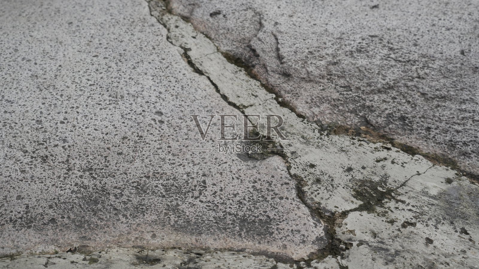 这块石头是户外操场长凳的一部分。照片摄影图片