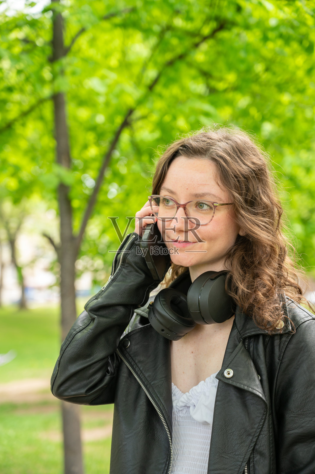 年轻女子在打电话照片摄影图片