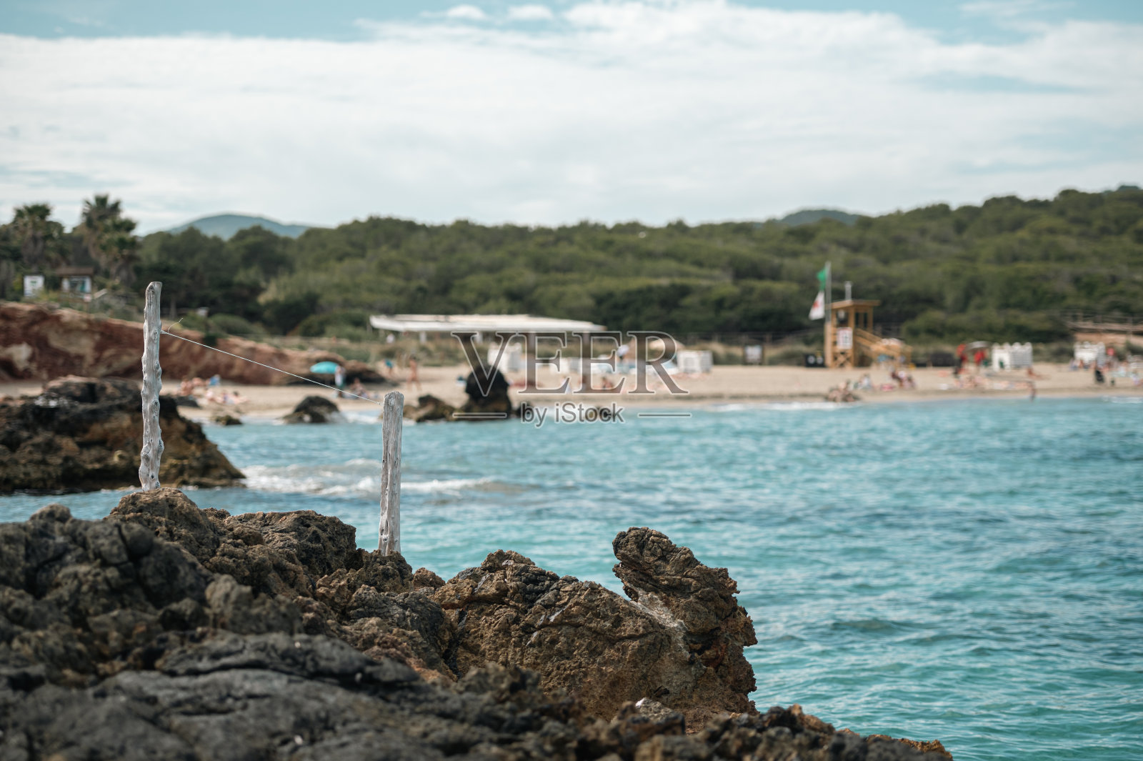 2024年夏天，伊比沙岛卡拉诺瓦旅游海滩全景。照片摄影图片