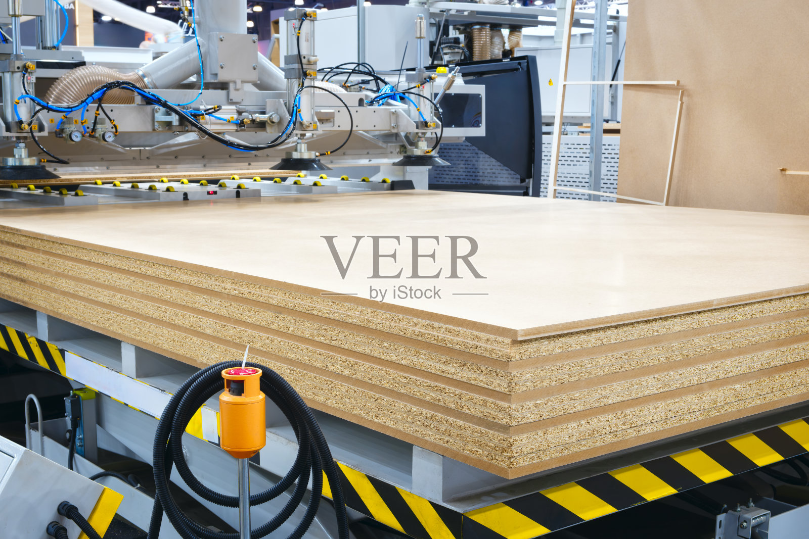 木板在现代家具厂的木工机上，木工工业概念背景照片摄影图片