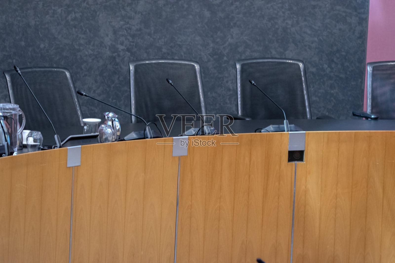 荷兰阿姆斯特丹，2024年10月5日，Raadszaal大厦举行的公众会议上，议会席位空缺照片摄影图片