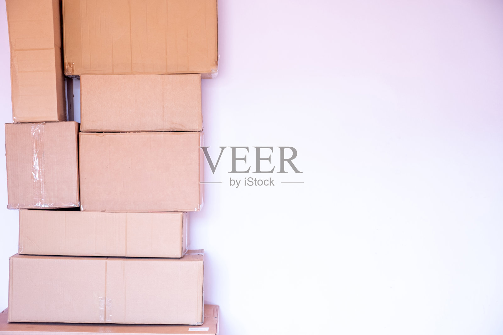 搬到新家的卡通箱堆照片摄影图片