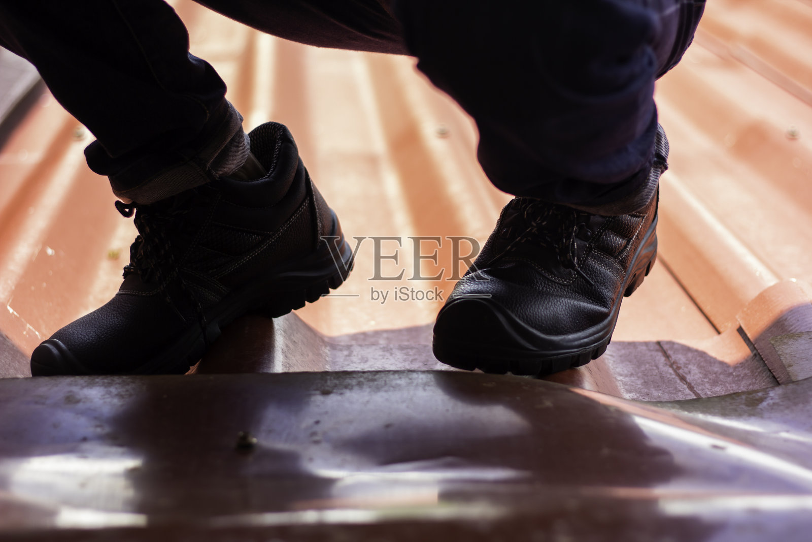 穿安全鞋，确保工作安全。照片摄影图片