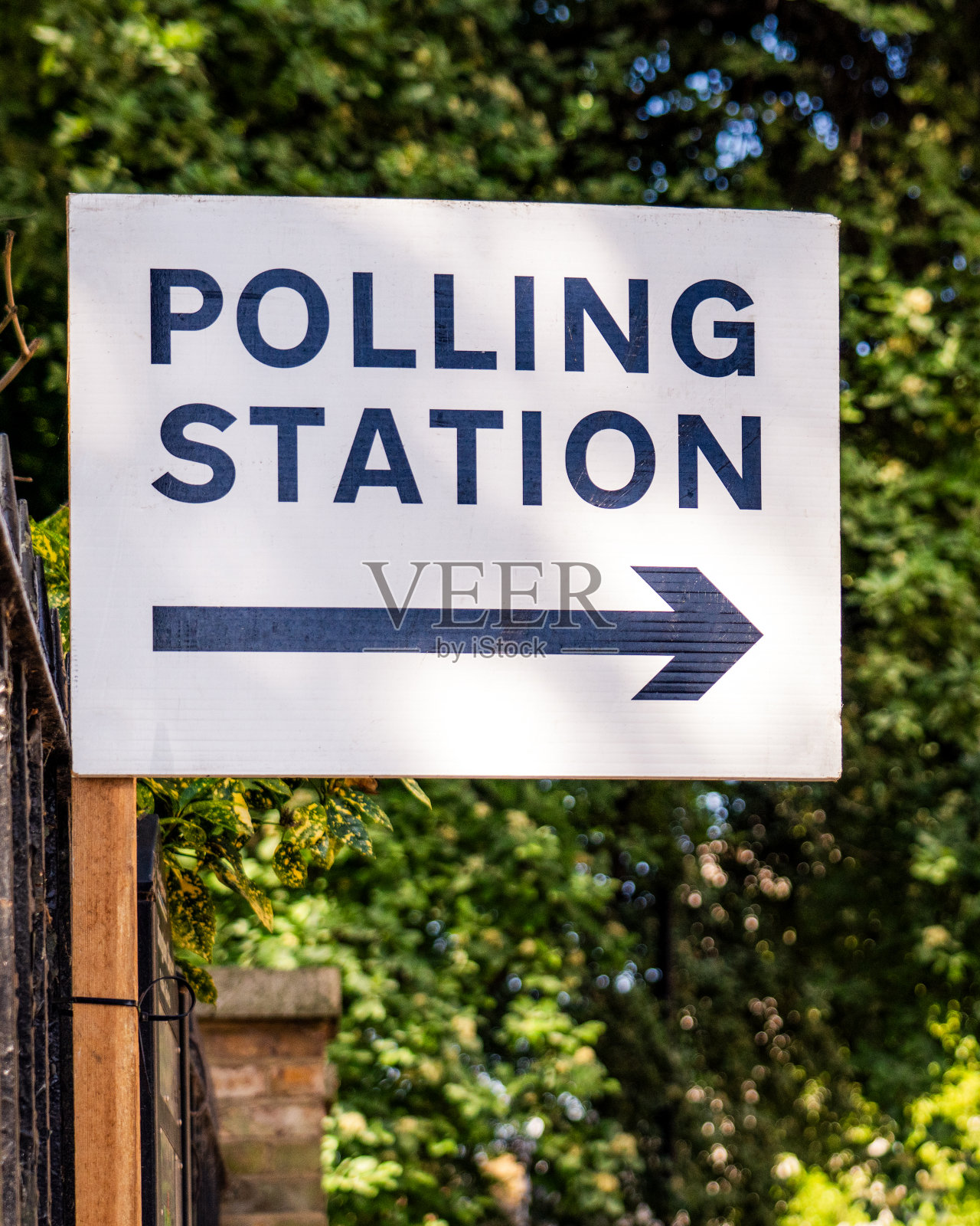 英国伦敦的投票站标志照片摄影图片