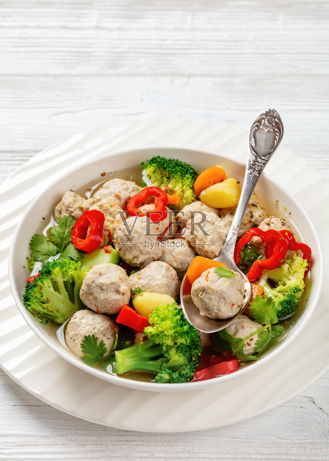 鸡肉丸汤加蔬菜在碗里照片摄影图片