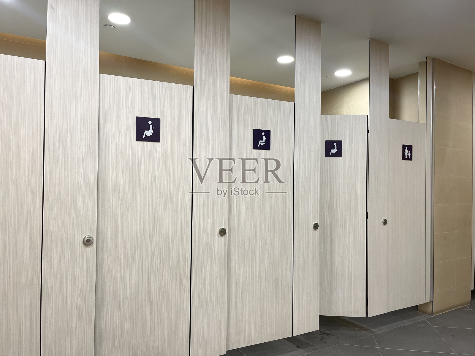 一排公厕装修用木门和隔断照片摄影图片