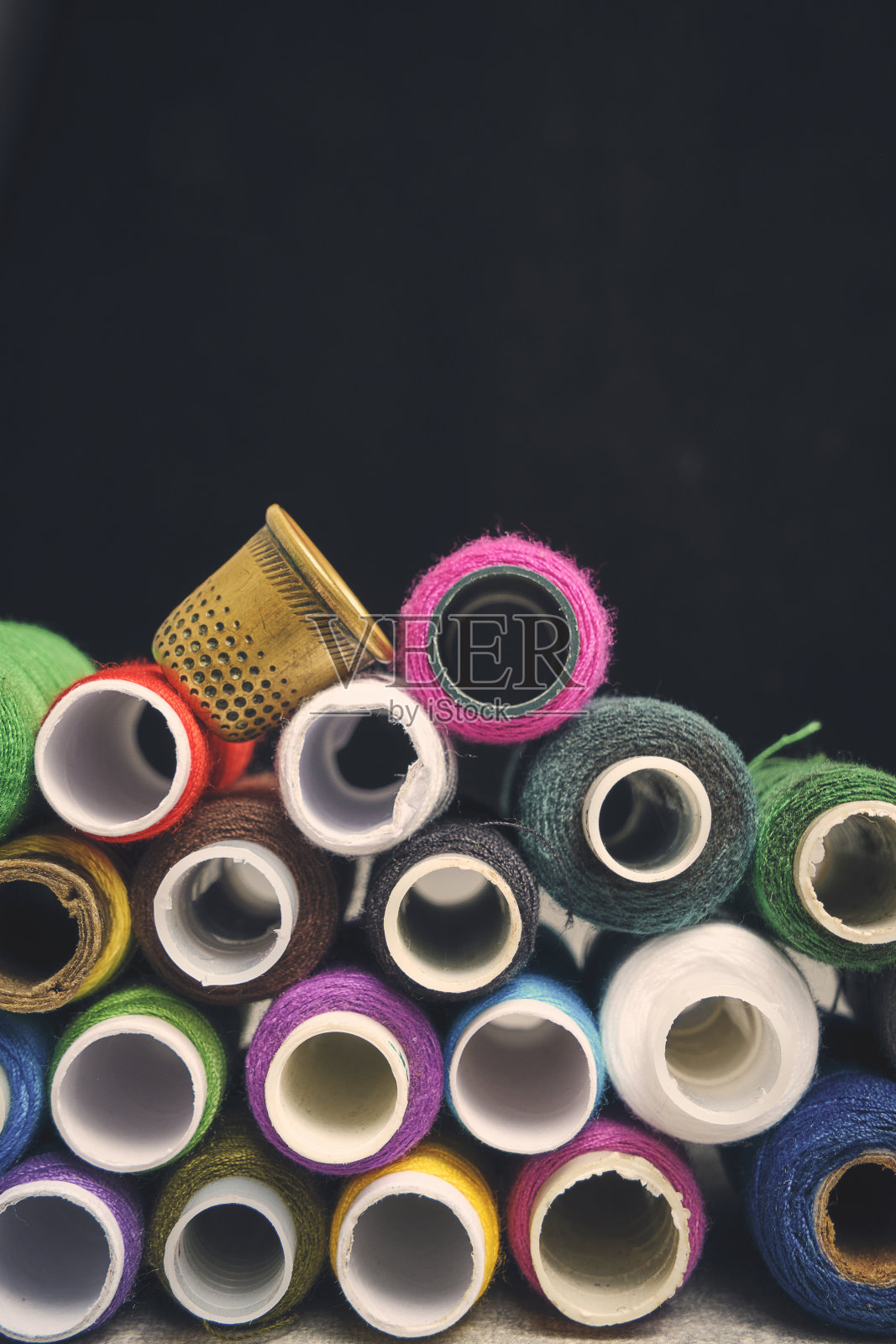 顶针和设置多色线切割和缝纫。照片摄影图片