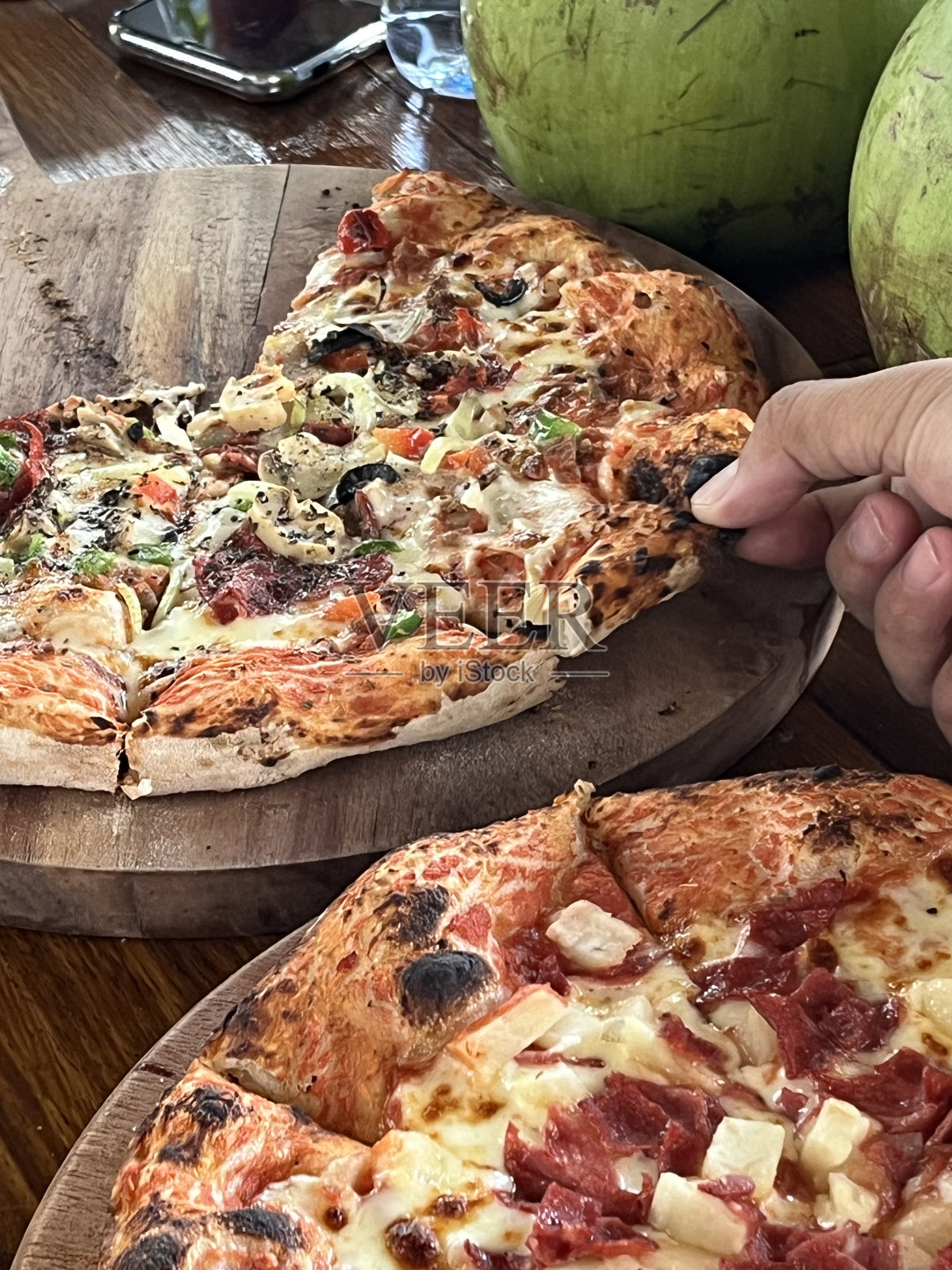 一只手拿一块披萨照片摄影图片