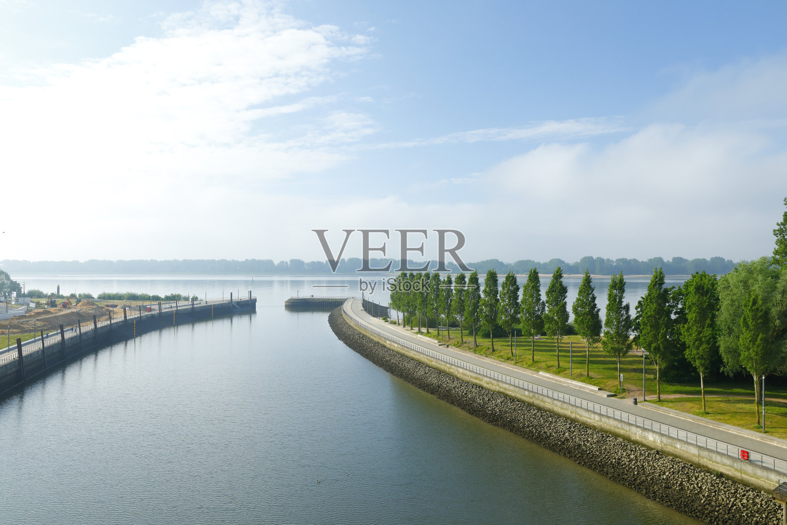 韦德尔易北河上的海港盆地照片摄影图片