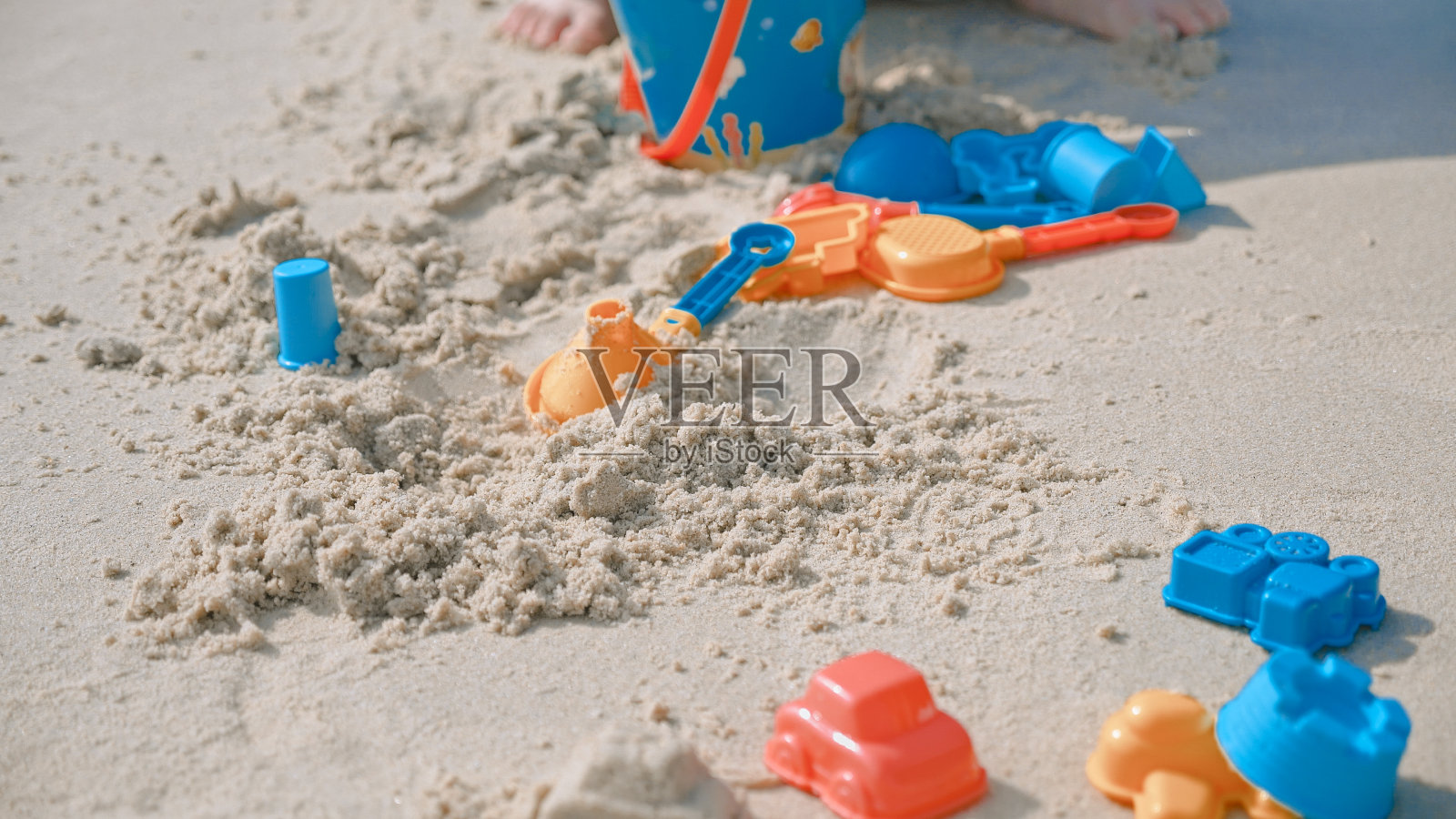 海滩上的玩具照片摄影图片