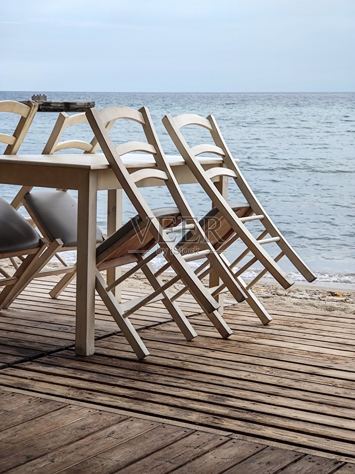 在海边一家典型的希腊小酒馆里照片摄影图片