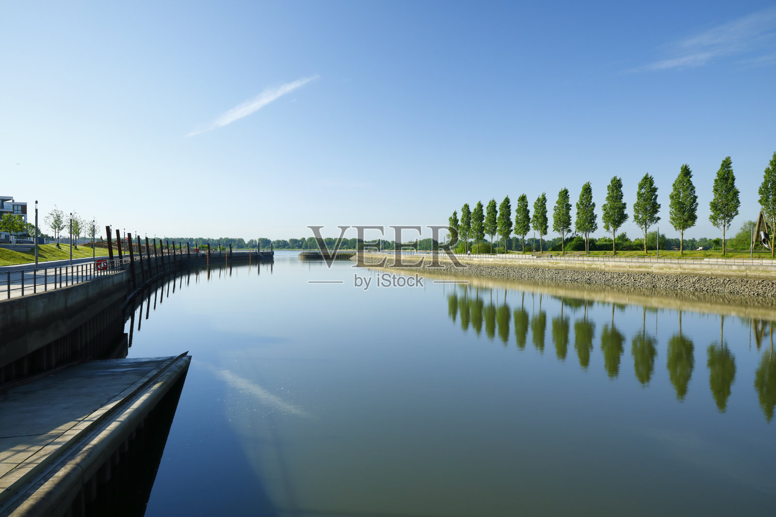 韦德尔易北河上的海港盆地照片摄影图片