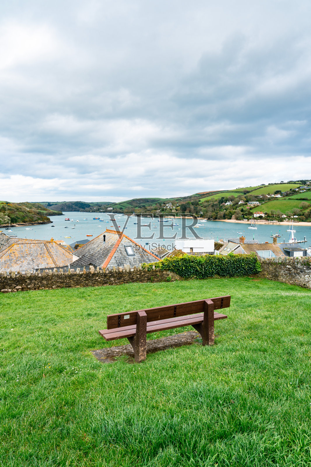 德文郡萨尔科姆观景台，空板凳照片摄影图片