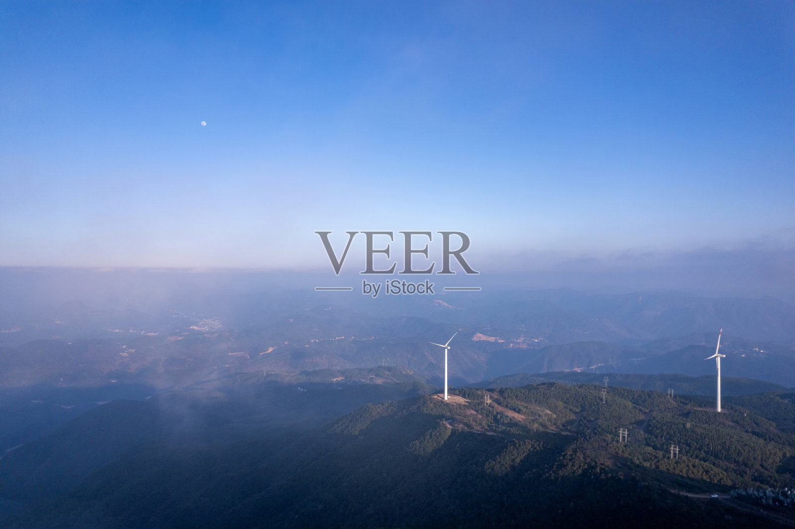 在阳光明媚的山顶上，风力涡轮机的航拍照片照片摄影图片