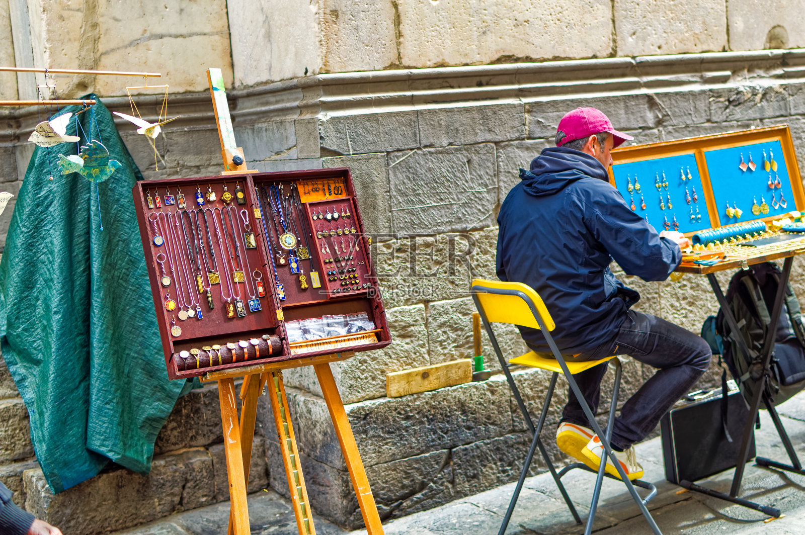 人们在意大利热那亚的公开艺术家展览上。照片摄影图片