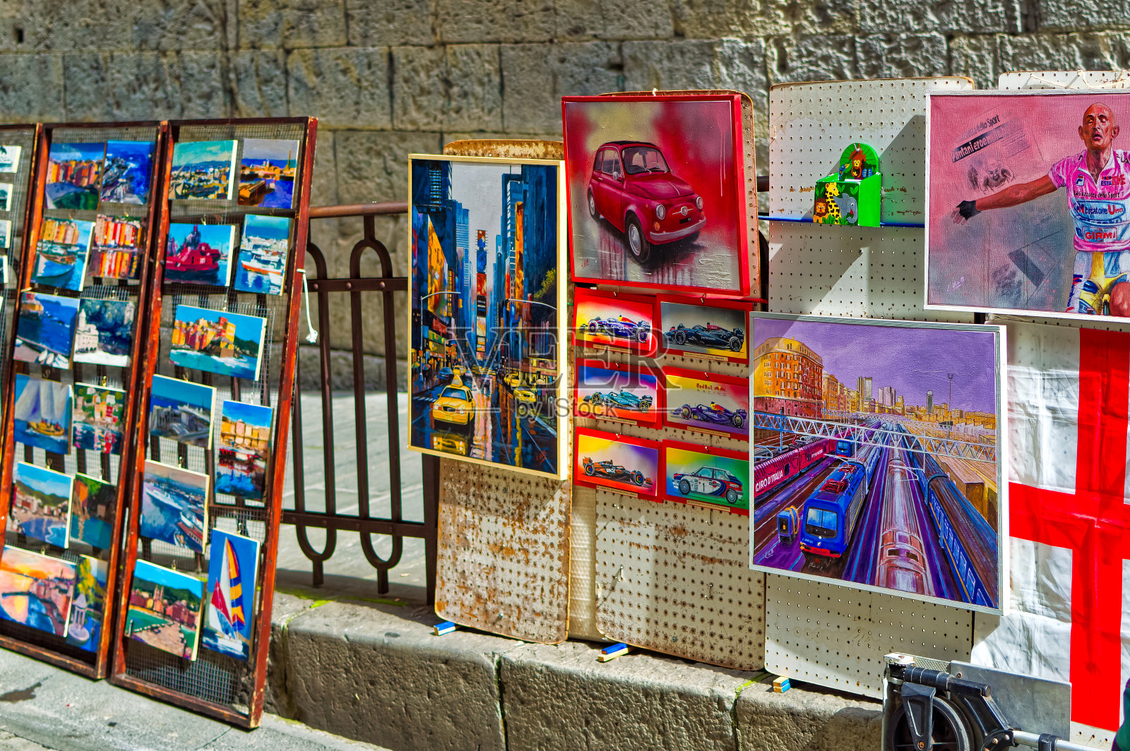 人们在意大利热那亚的公开艺术家展览上。照片摄影图片