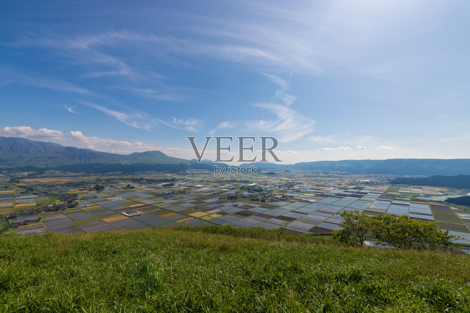 从山上俯瞰熊本县的麻生和稻田照片摄影图片