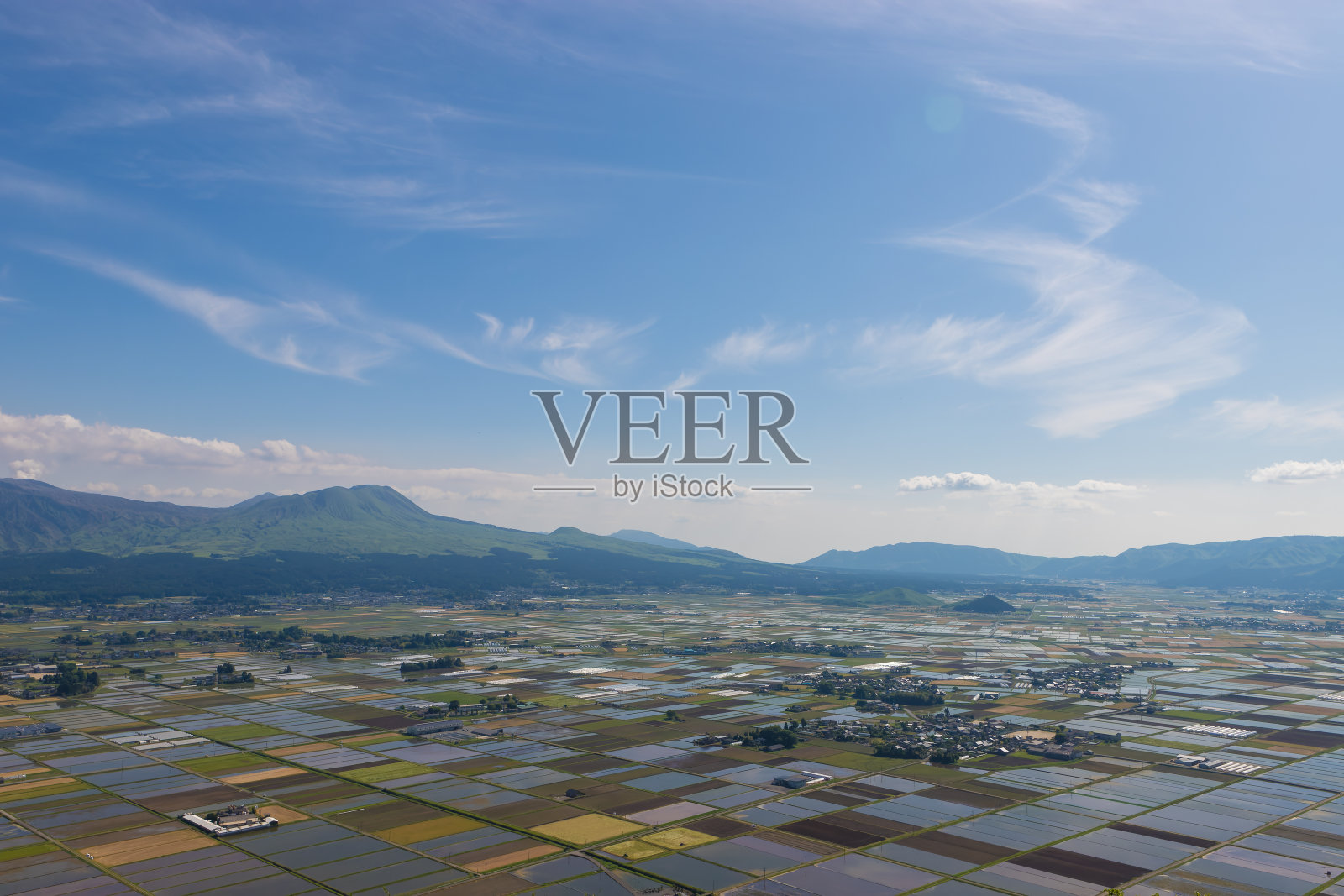 从山上俯瞰熊本县的麻生和稻田照片摄影图片