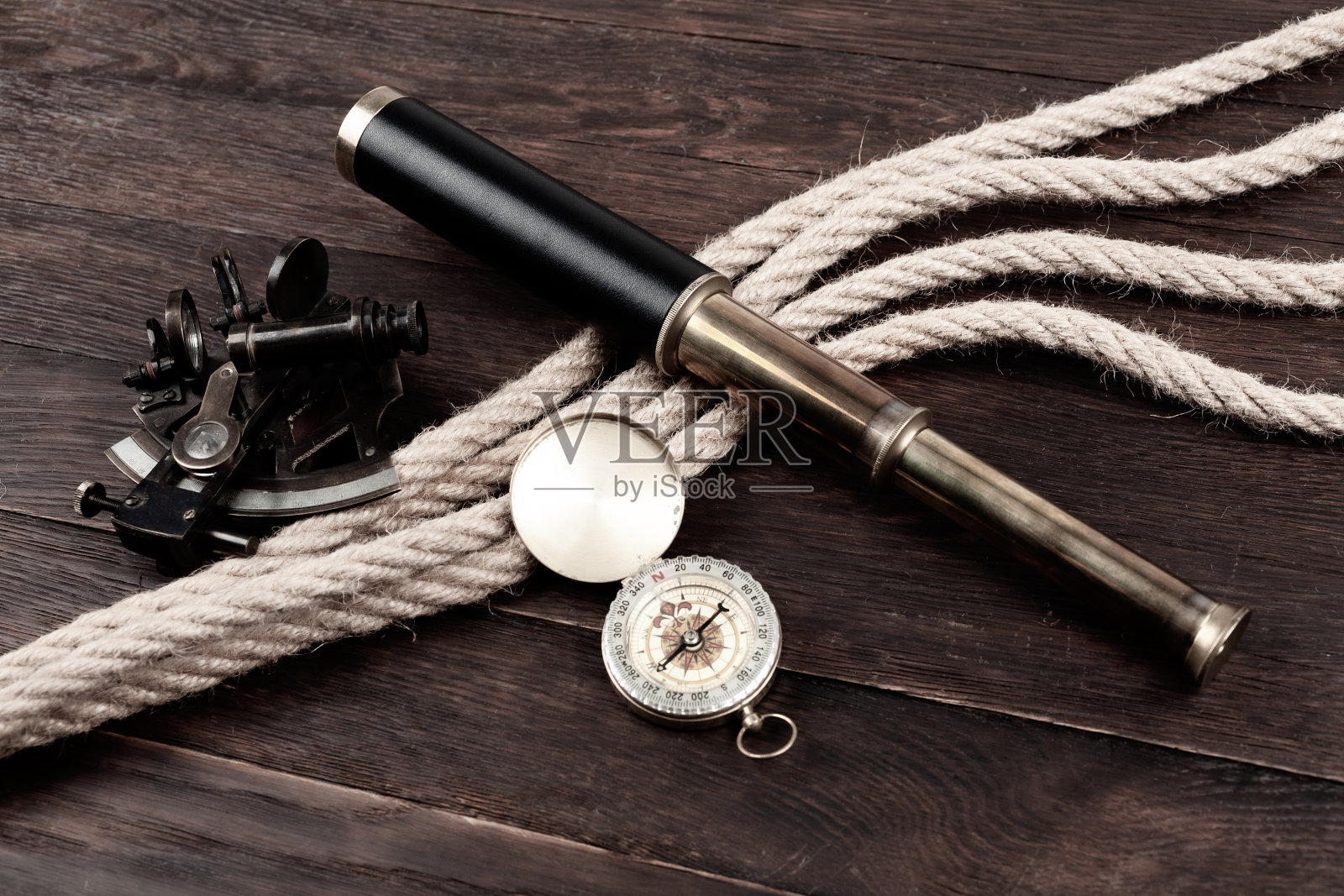 带有六分仪和指南针的老式海军望远镜照片摄影图片