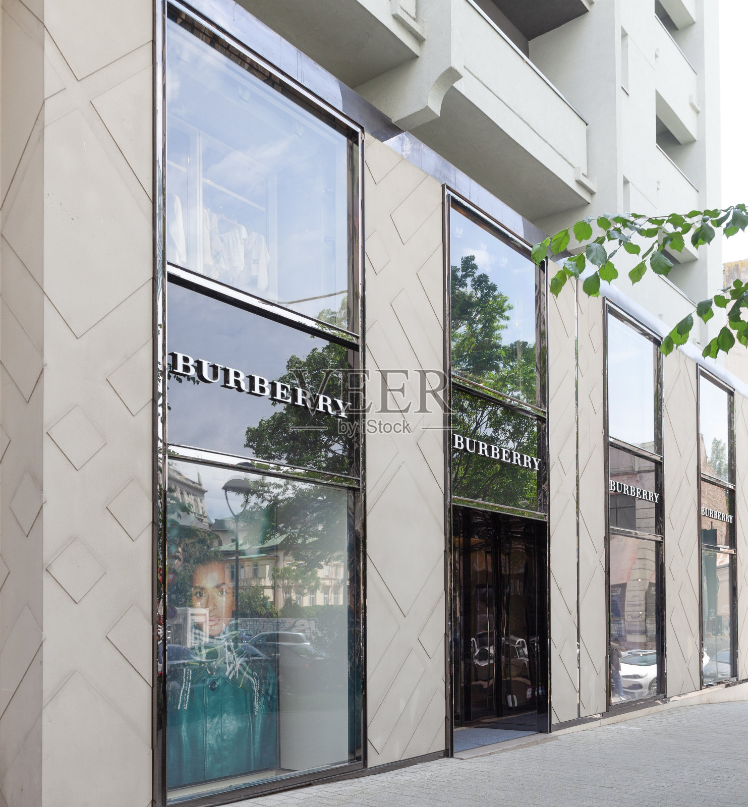 罗马尼亚布加勒斯特的巴宝莉商店照片摄影图片