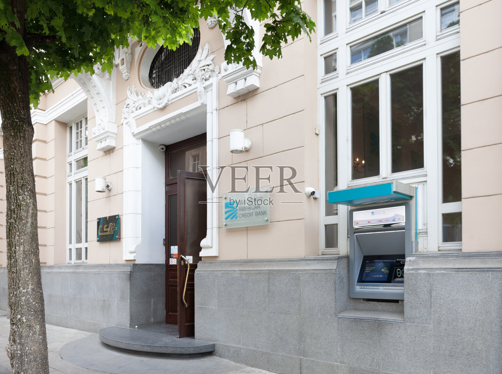 保加利亚索菲亚中部的保加利亚美国信贷银行。照片摄影图片