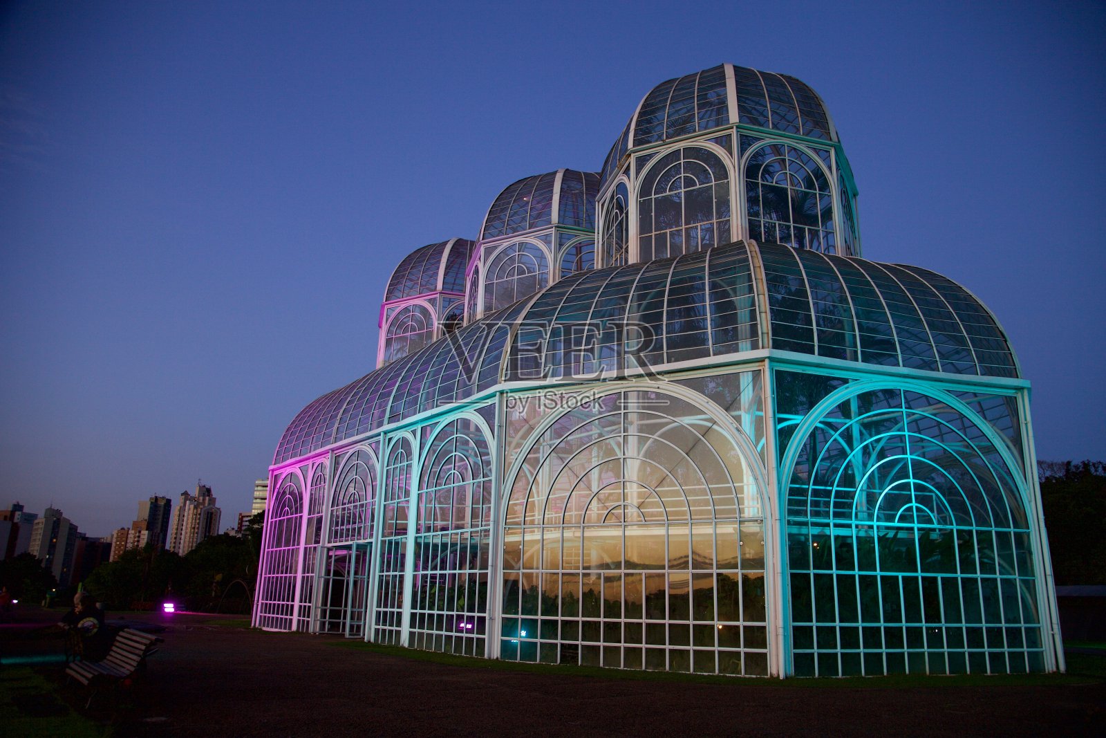 在库里提巴，温室植物园的傍晚。照片摄影图片