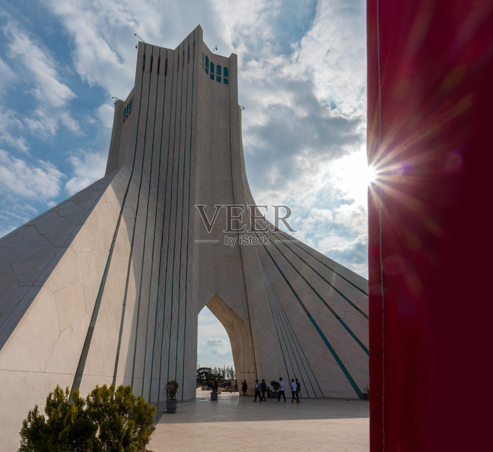 德黑兰阿扎迪塔沐浴在阳光下照片摄影图片