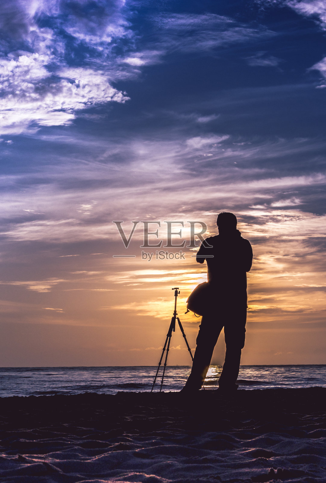 美丽的日出，和摄影师。照片摄影图片