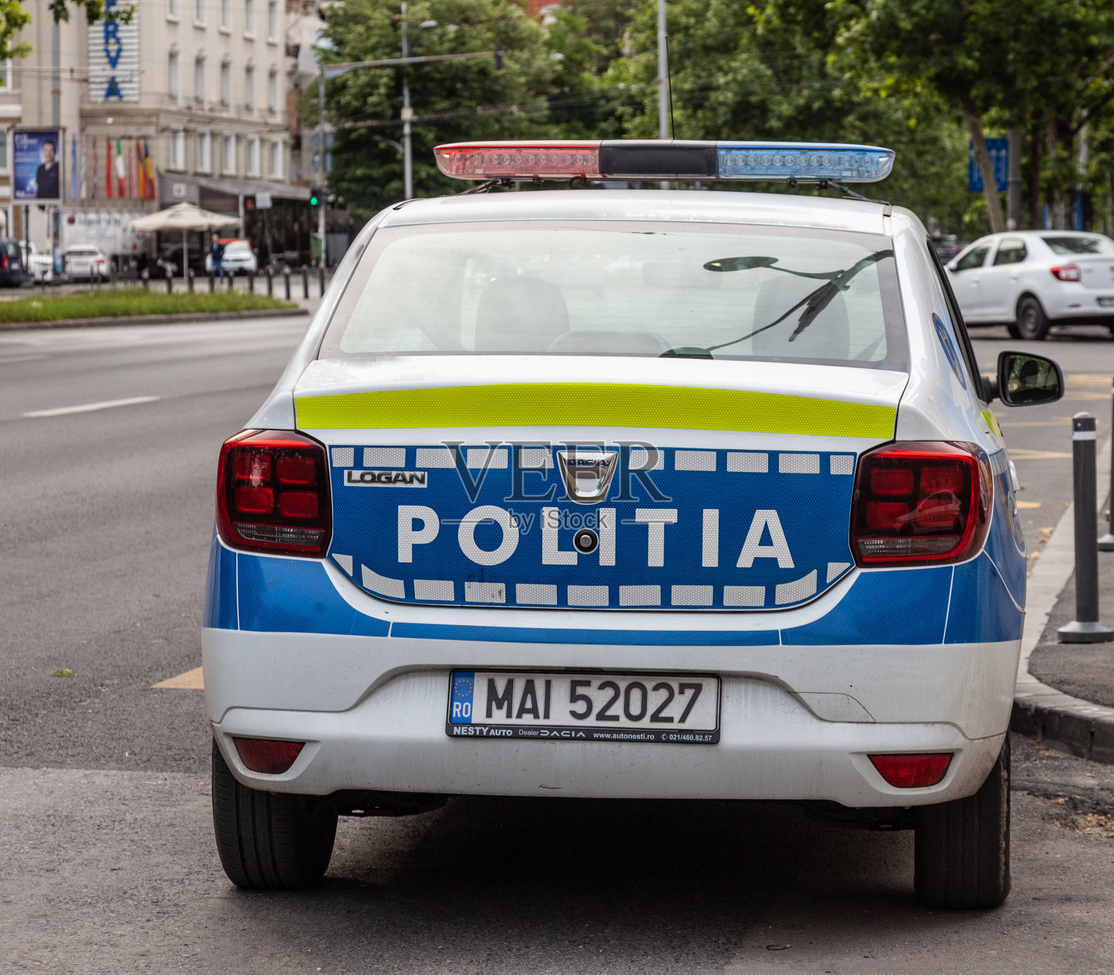 罗马尼亚，布加勒斯特，警车后方照片摄影图片
