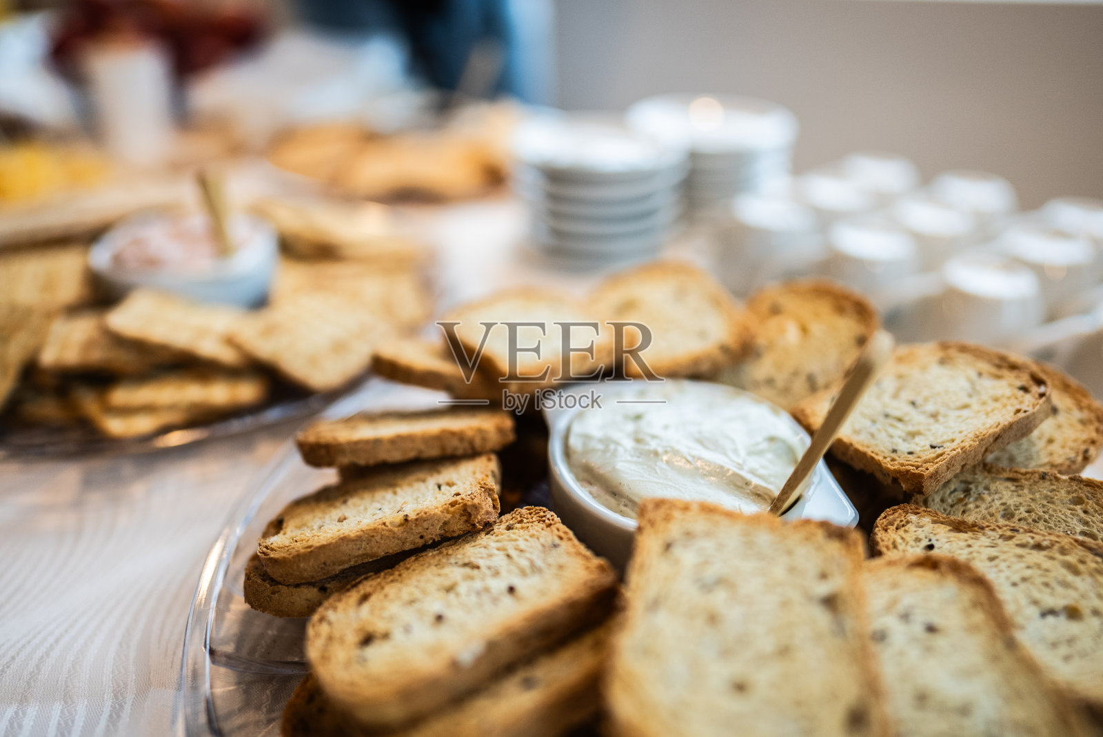 商务研讨会休息时，桌上放着烤面包和肉酱照片摄影图片