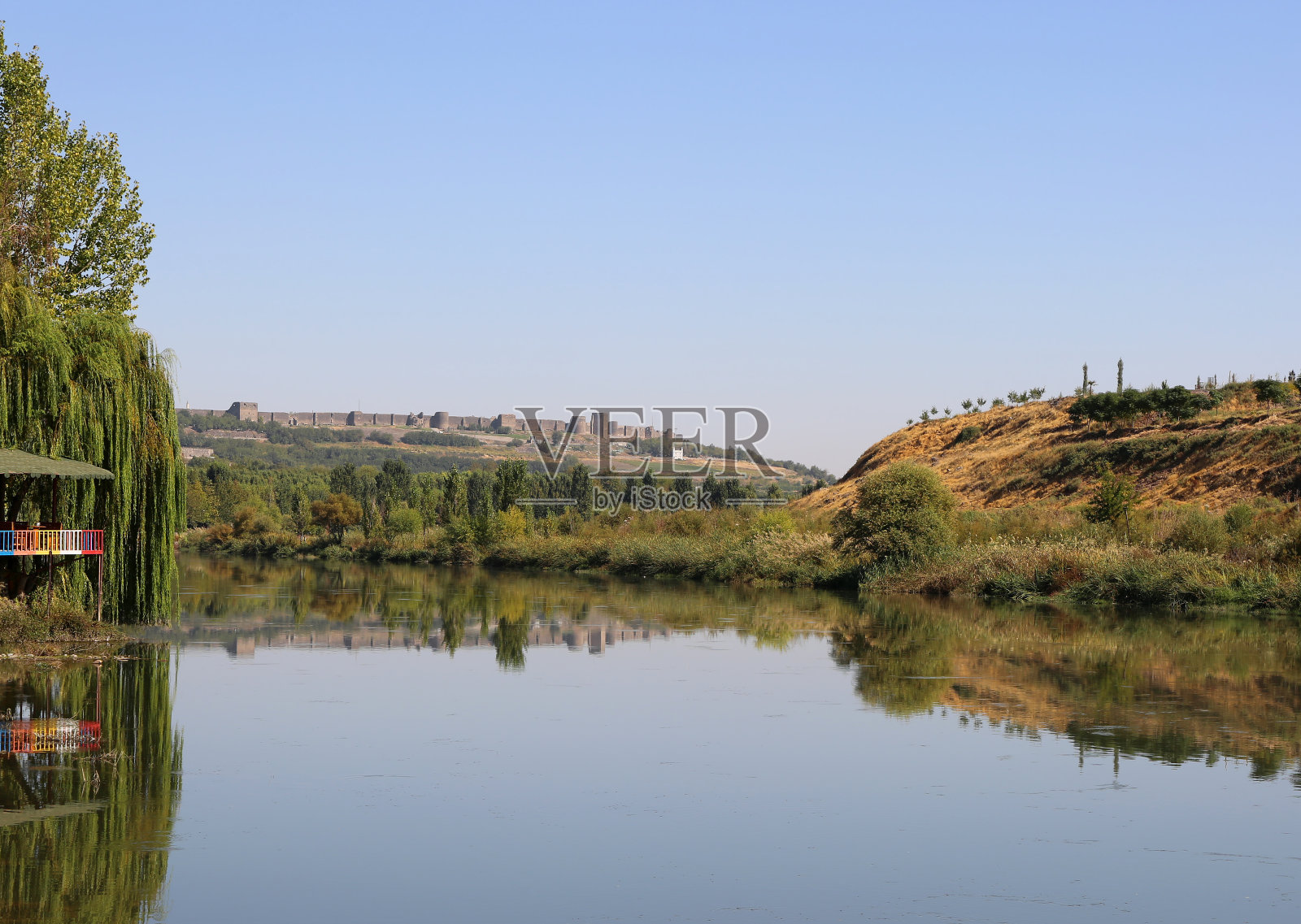 迪亚巴克尔城堡与底格里斯河的历史大桥照片摄影图片