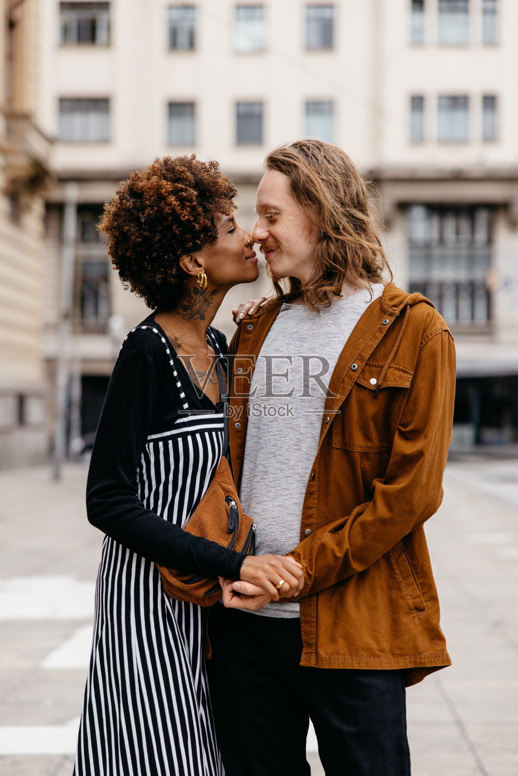 在城市背景的街道上深情拥抱照片摄影图片