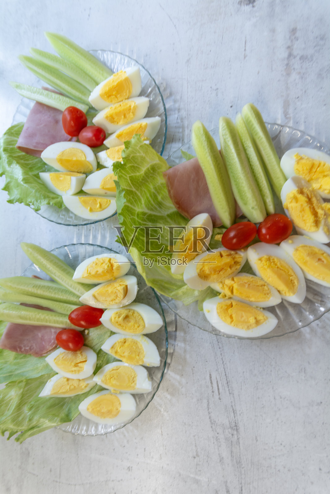 煮鸡蛋配香肠、黄瓜和西红柿。照片摄影图片