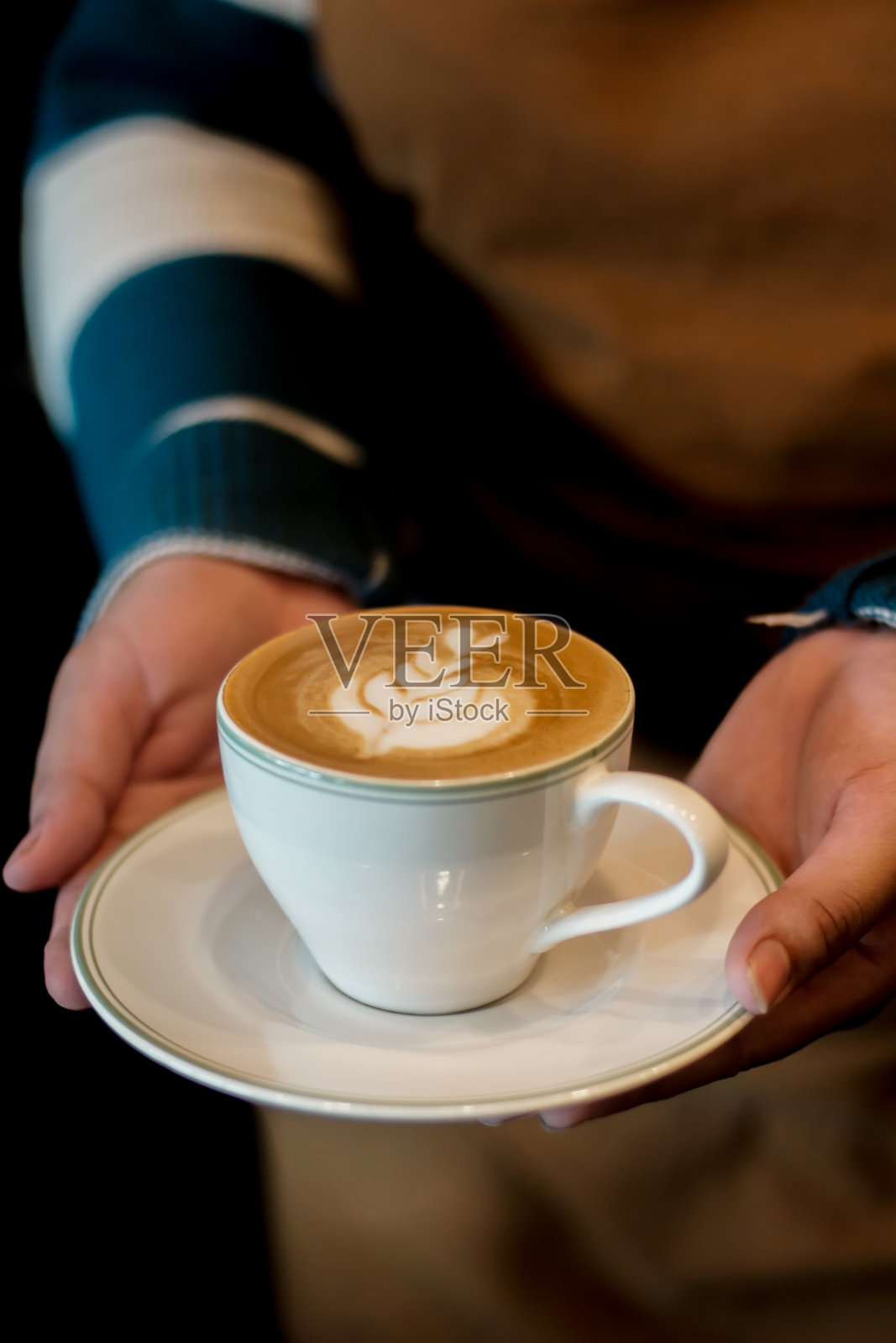 拿着一杯热拿铁的女人照片摄影图片