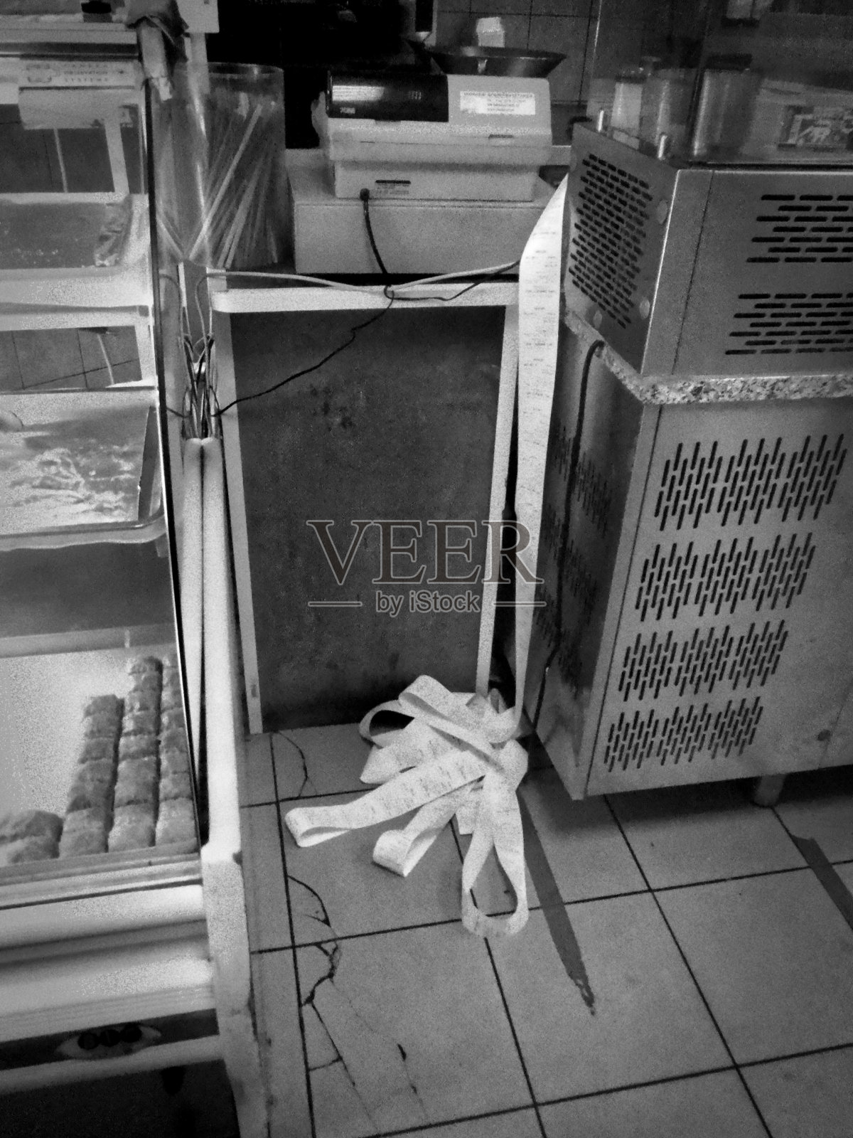 有长收据纸卷的收银机照片摄影图片