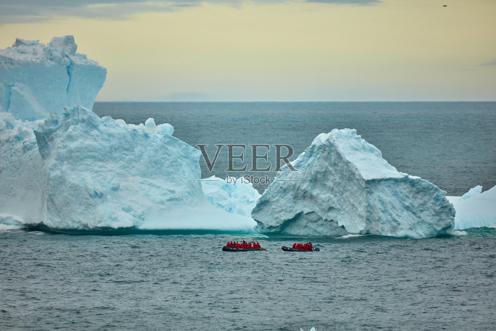 南乔治亚岛阳光下的冰山照片摄影图片