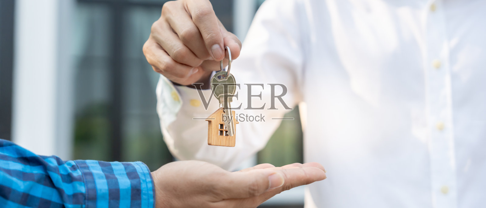 房屋租赁、出租及销售。房地产经纪人经理拿着新主人的钥匙。出租房屋，销售，贷款信贷金融，保险，卖方，经销商，分期付款，购买，出售，入住照片摄影图片