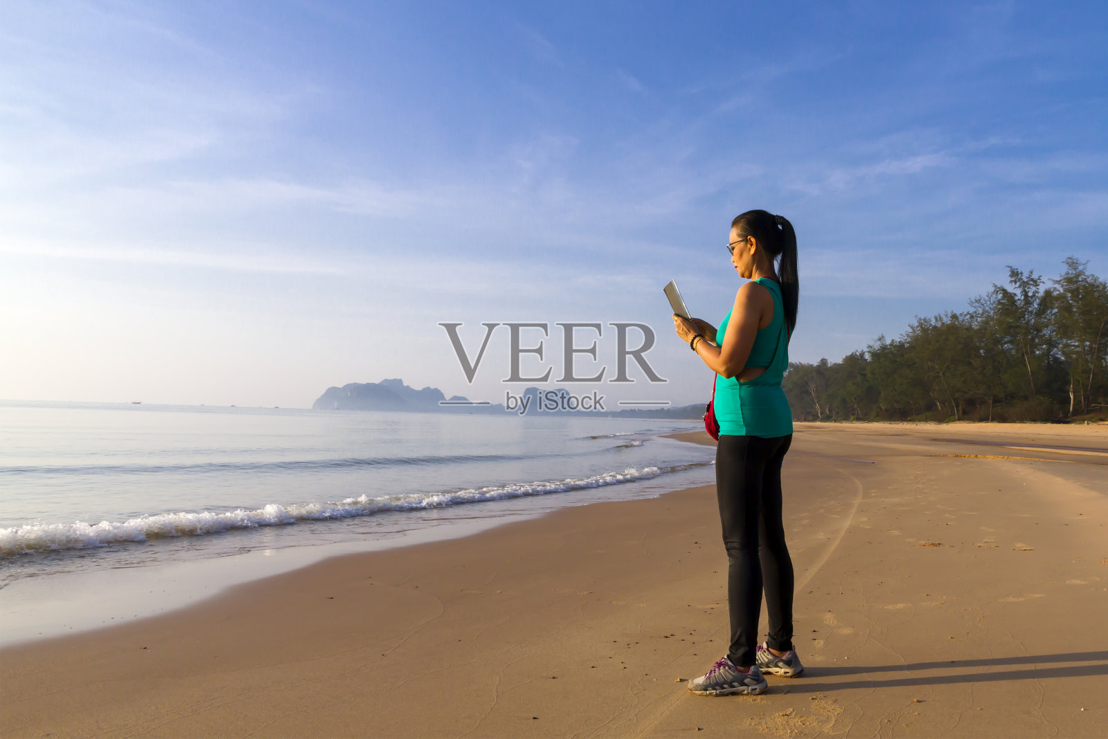 女子早上在海滩散步锻炼照片摄影图片