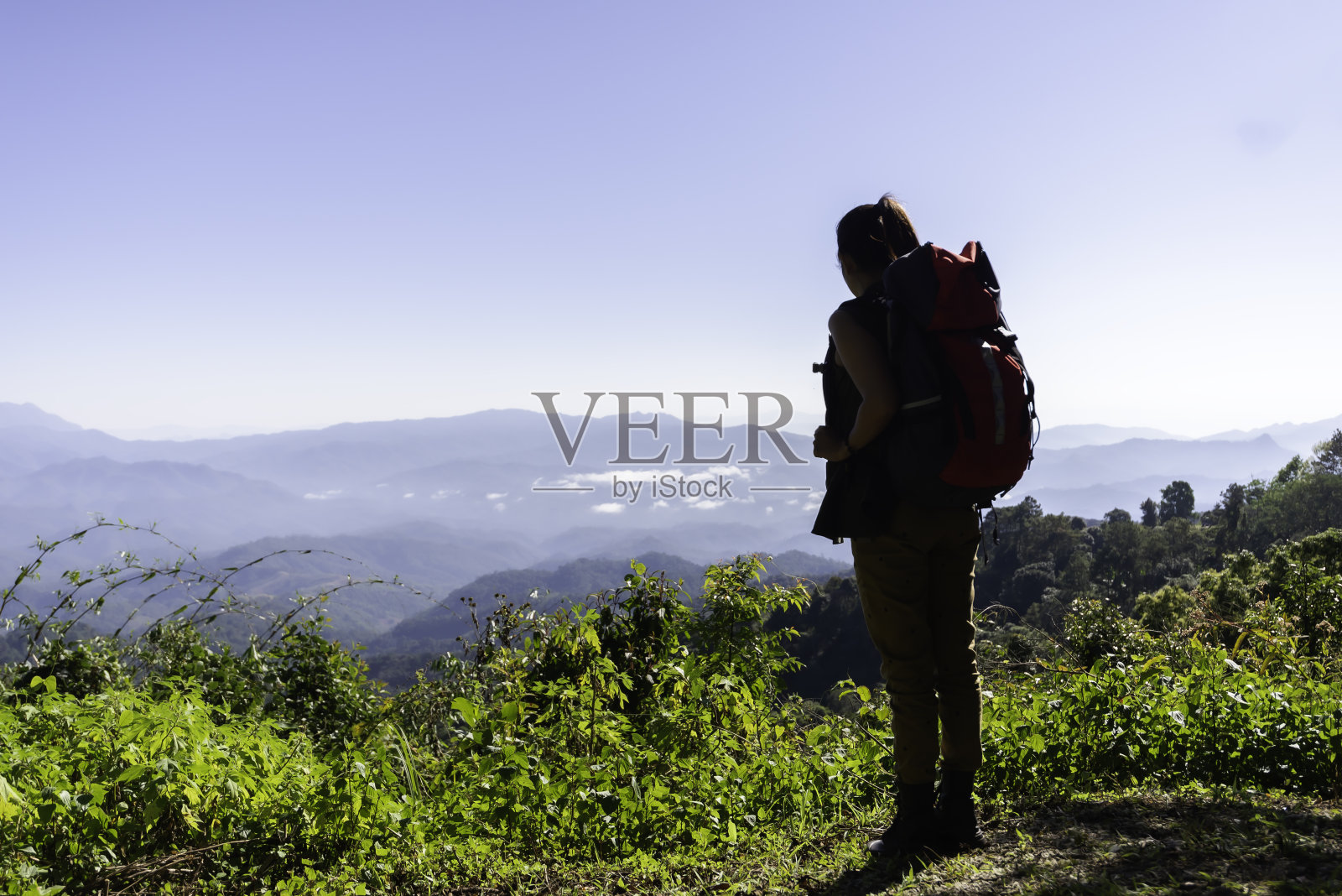 女徒步旅行者欣赏和森林散步和露营冒险照片摄影图片