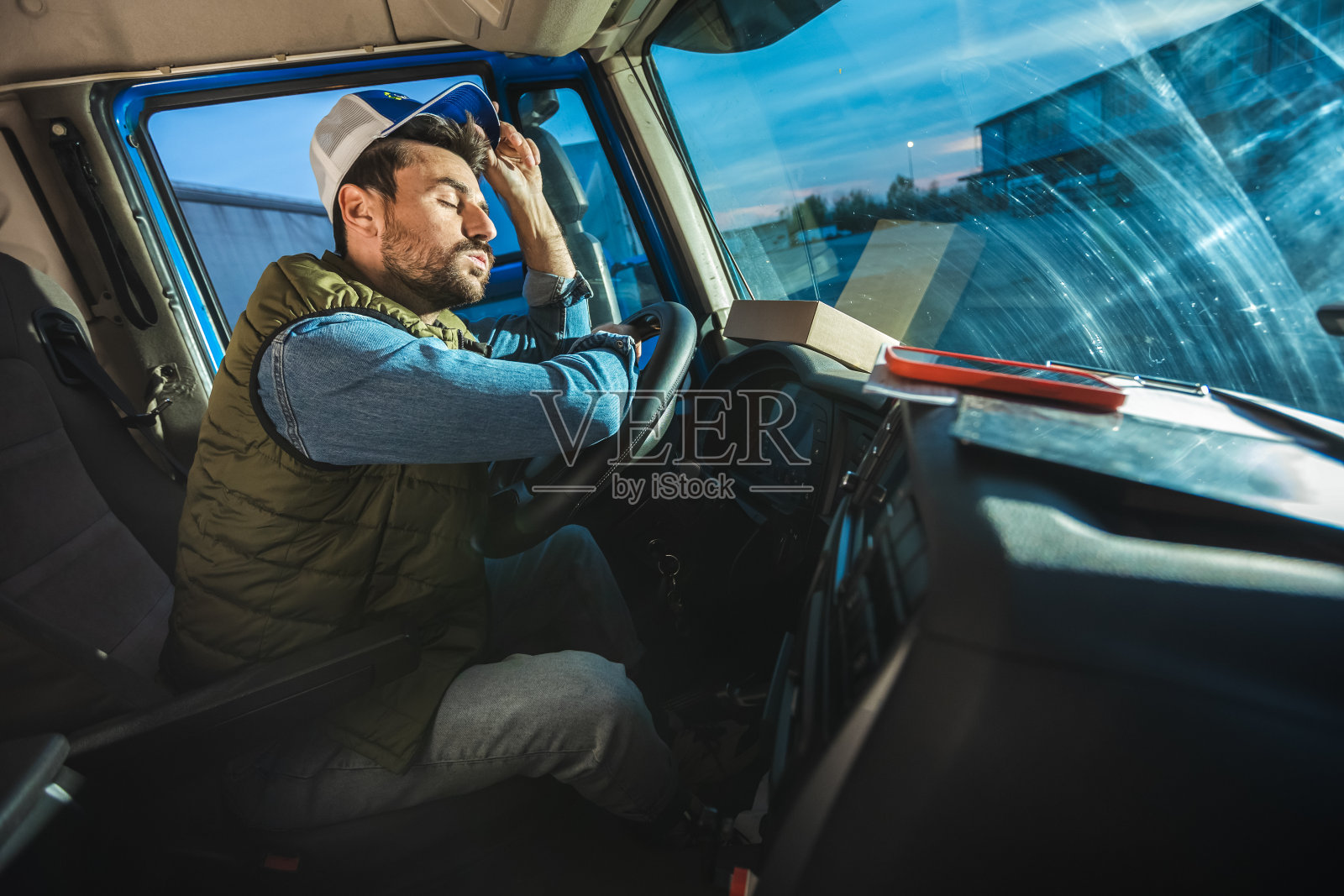 一个疲惫的卡车司机停下车来休息照片摄影图片