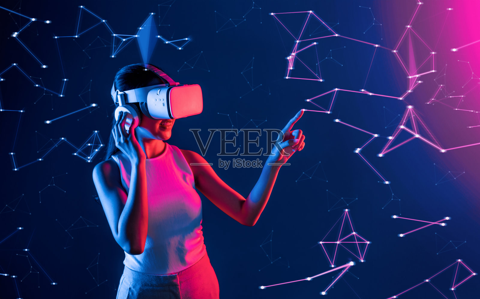 女性连接虚拟世界用手指触摸虚拟现实对象。幻觉。照片摄影图片